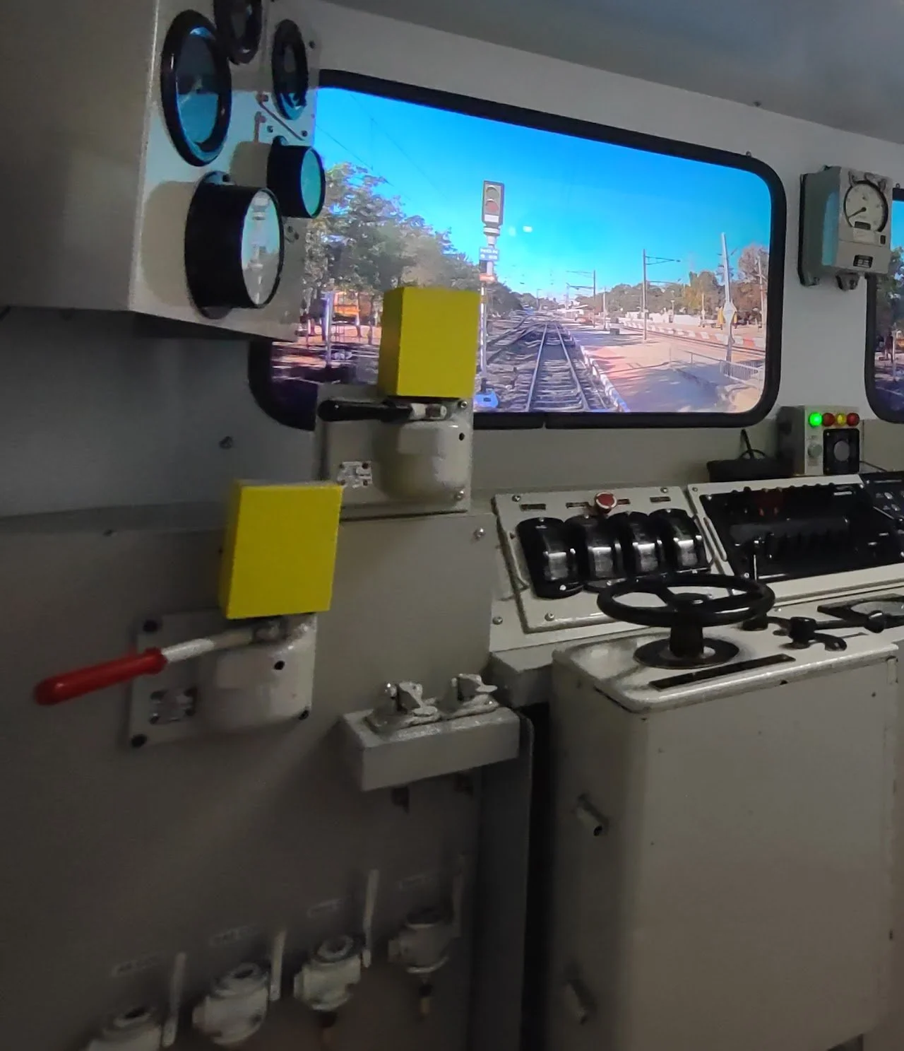 Central Railway Trained Locopilots for Conventional Electric Locos on Modern Simulators with 6 DOF Motion